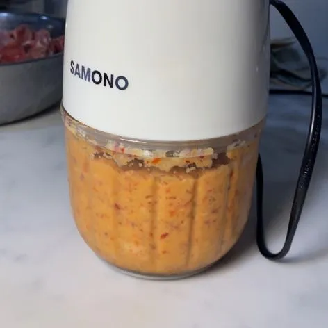 Haluskan bumbu hingga halus.