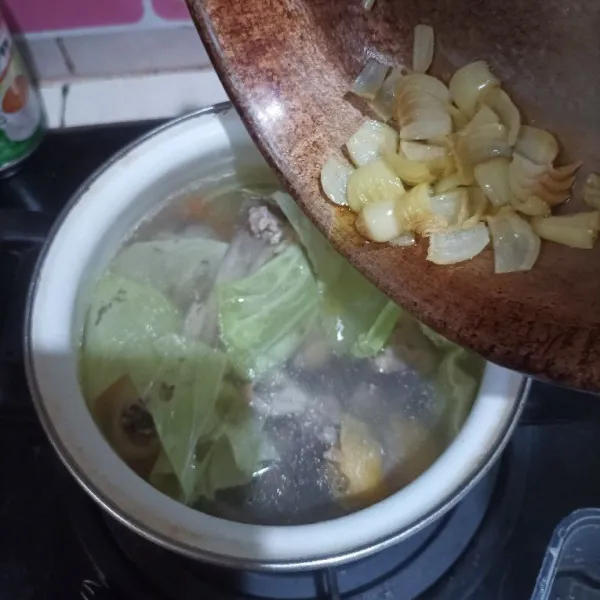 Tambahkan bawang bombay yg sudah ditumis.