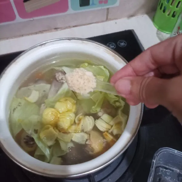 Tambahkan garam, kaldu jamur, merica dan gula pasir, lalu koreksi rasa.