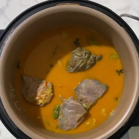 Masukkan ke dalam presto, tambahkan air dan santan. Presto hingga empuk.