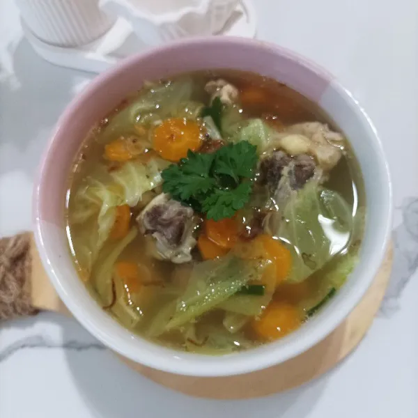 Sup tulang ayam siap dihidangkan dengan nasi hangat.