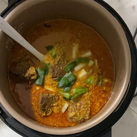 Setelah empuk, tambahkan daun bawang.