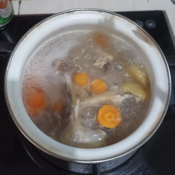 Tambahkan wortel, masak hingga setengah matang.