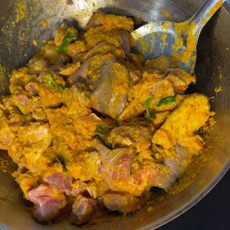 Aduk hingga daging berubah warna.