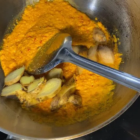 Masukkan lengkuas, daun salam dan jahe. Masak hingga aroma keluar