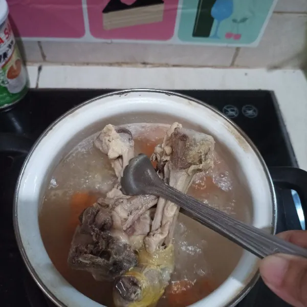 Rebus tulang ayam hingga bagian dagingnya empuk.