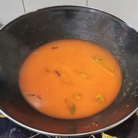 Setelah bumbu matang masukan air, merica bubuk, garam, gula dan kaldu jamur, masak sampai air mendidih