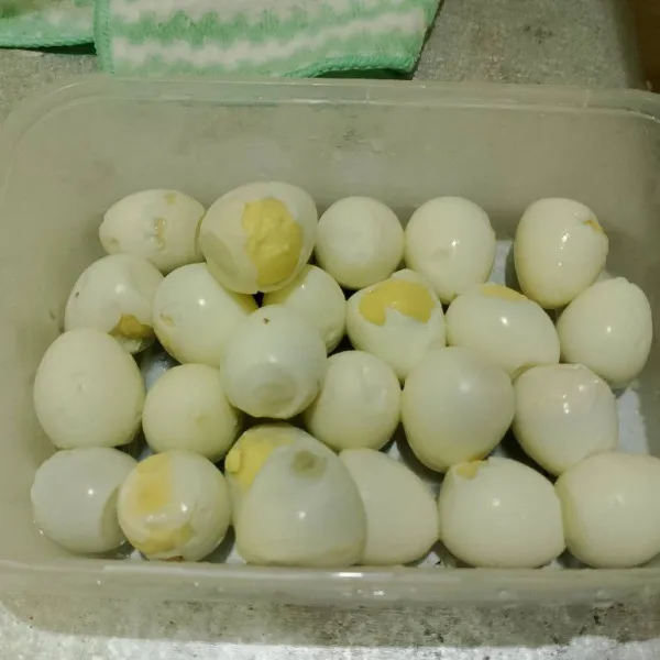 Rebus telur, lalu kupas.