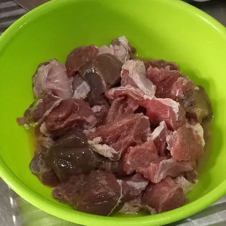 Siapkan dagingnya yang sudah dibersihkan