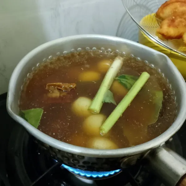 Masukkan telur puyuh ke dalam panci, campur bersama bumbu yang lain.