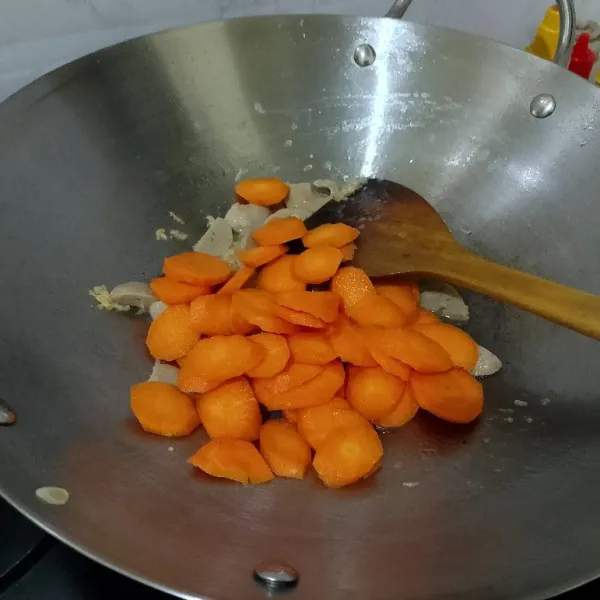 Tumis bawang putih dan kemiri sampai matang. Masukkan bakso wortel dan air.