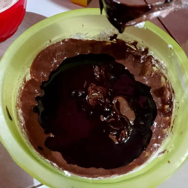 Tuang campuran dark chocolate dan margarin cair, aduk balik pakai spatula.