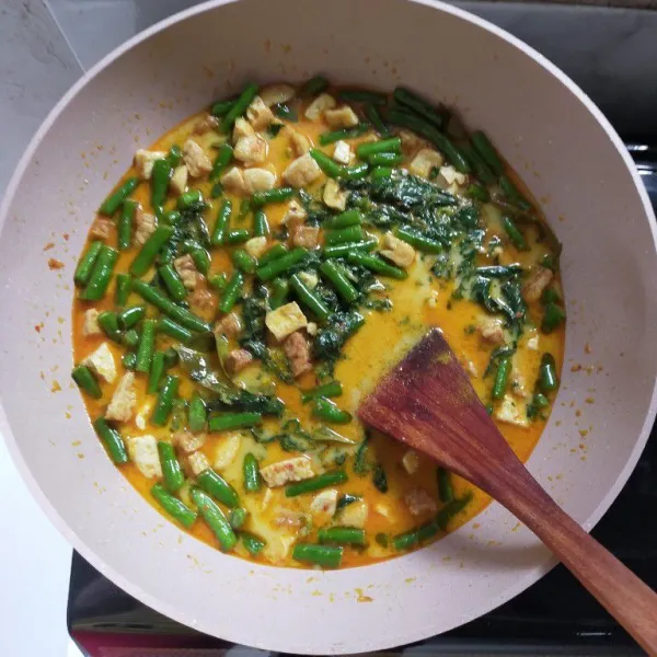 Aduk rata dan masak hingga matang, kemudian tes rasa lalu matikan api.