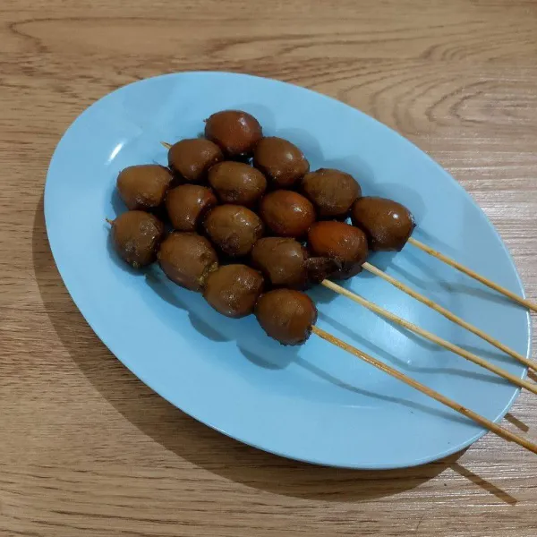 Tunggu dingin lalu tusukkan ke tusuk sate, per tusuk bisa isi 4 atau 5.