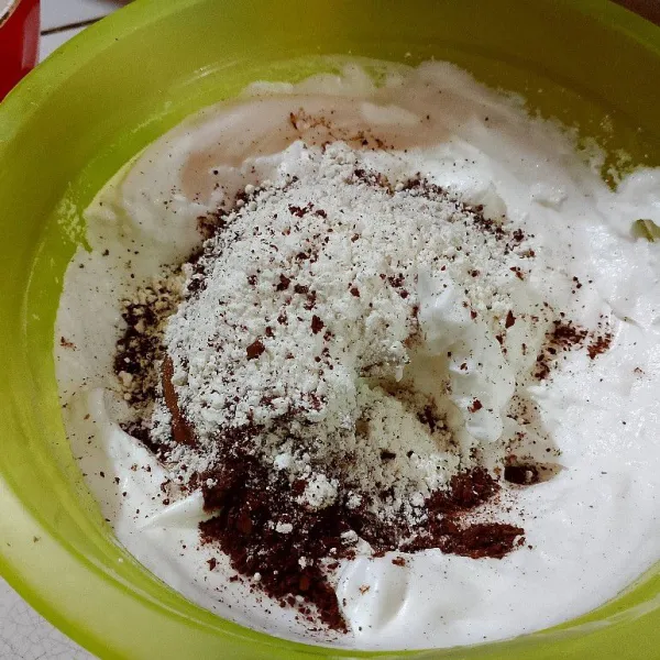 Lalu, tuang ayakan terigu dan coklat bubuk. Mixer sampai tercampur rata.