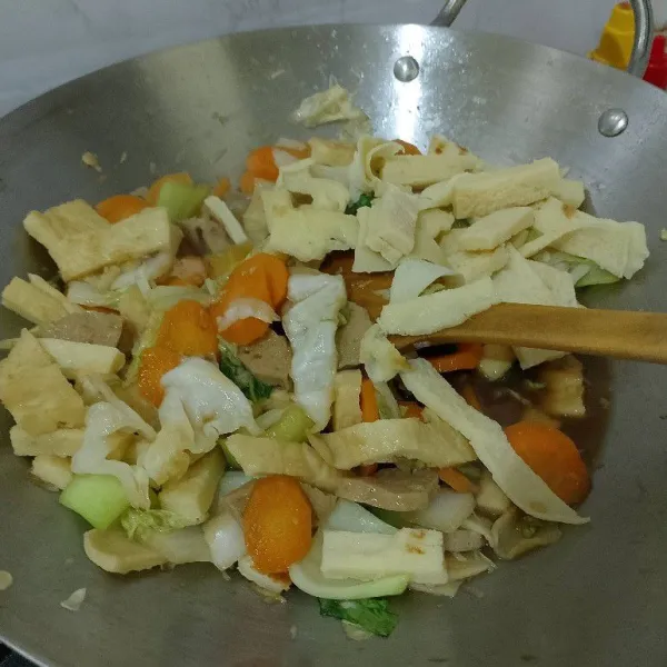 Masukkan kekian, aduk rata dan masak sampai bumbu meresap.
