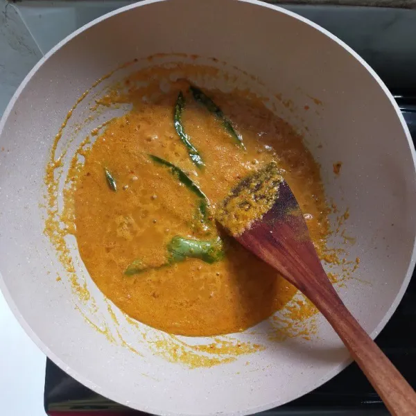 Tumis bumbu halus dan daun salam hingga harum dan matang.