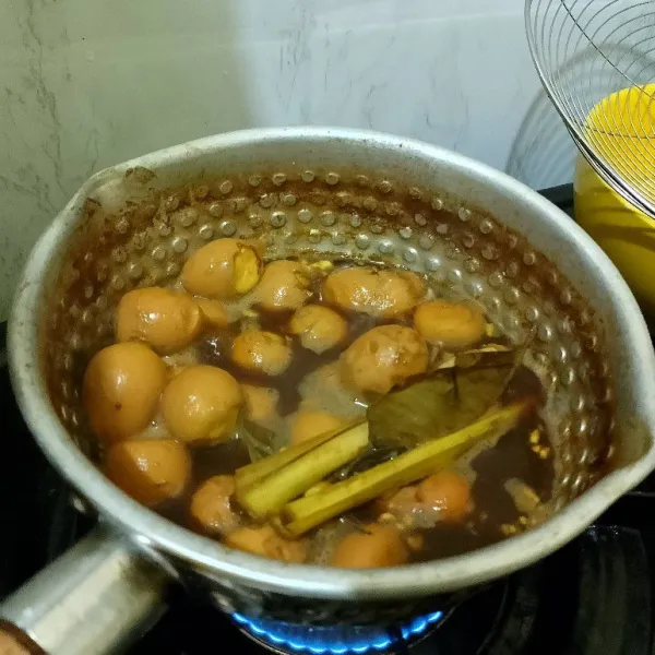 Rebus sampai kuah menyusut dan telur berubah warna.