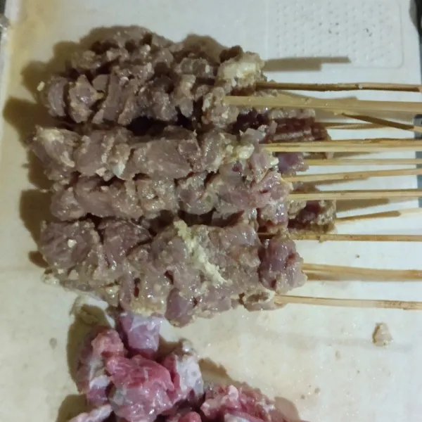 Masukkan daging ke tusuk sate.