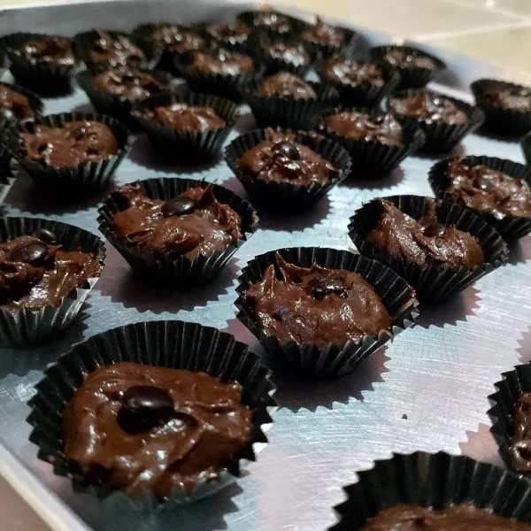 Pindahkan adonan ke piping bag, kemudian tuang di cup mini, beri toping chocochips.