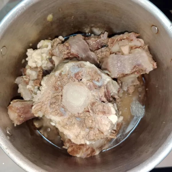 Rebus buntut sapi hingga empuk. Tiriskan.