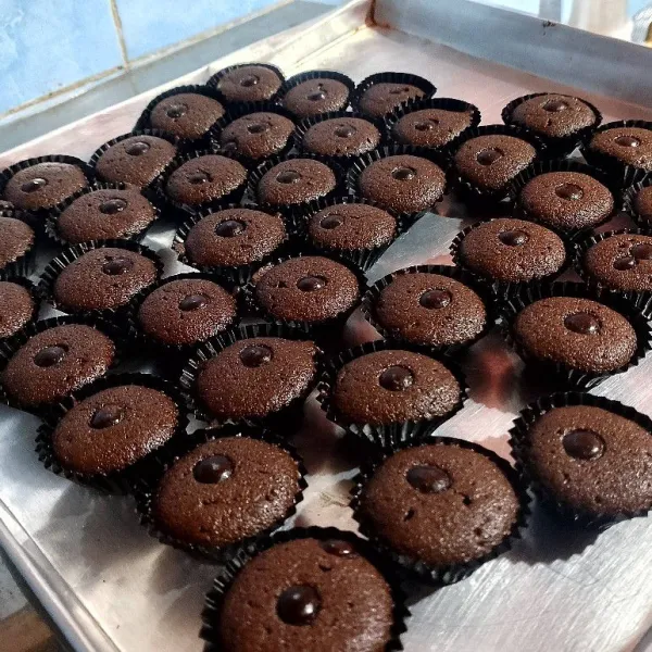 Oven dengan suhu 150°C selama 30-40 menit. Kalo di saya, browniesnya cukup kering di bagian pinggir tapi tengahnya lembab empuk. Enak deh, suka!