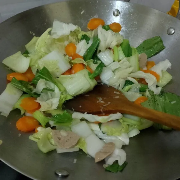Tambahkan pakcoy dan sawi. Berikan kecap, saus tiram, garam, dan lada. Aduk rata dan koreksi rasanya.