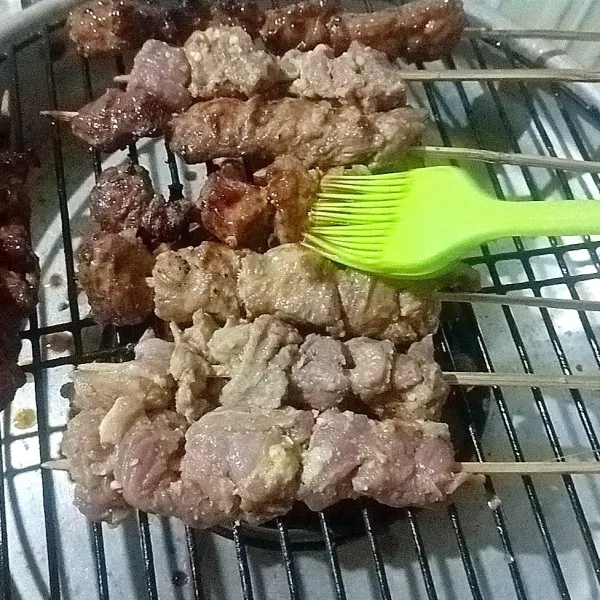 Bakar sate diatas panggangan, lalu olesi sate secara berkala dengan bumbu olesan hingga matang dan berubah warna menjadi kecokelatan.