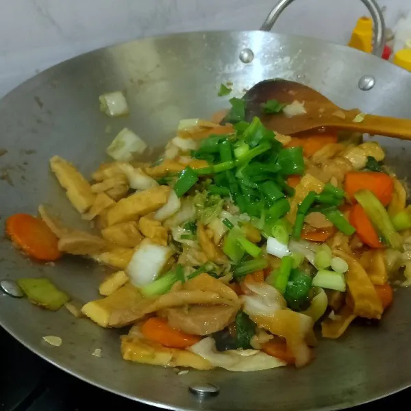 Baru masukkan daun bawang dan bawang goreng, aduk sebentar saja. Sajikan!