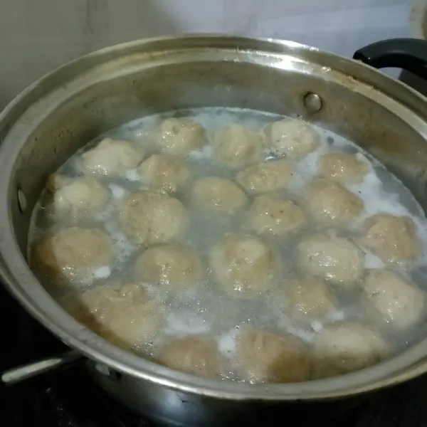 Setelah mengapung, tunggu sejenak agar matang sampai dalam. Kemudian angkat cilok, tunggu hangat terlebih dahulu. Lalu berikan kecap, saus, atau bumbu kacang.