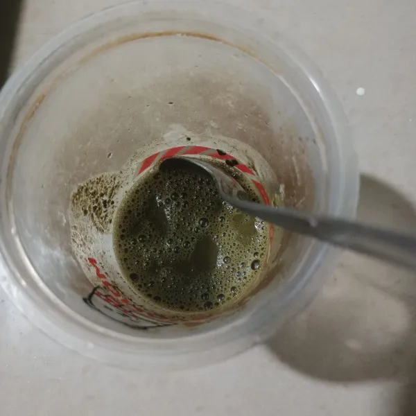 Seduh bubuk matcha dengan air panas, lalu aduk rata.