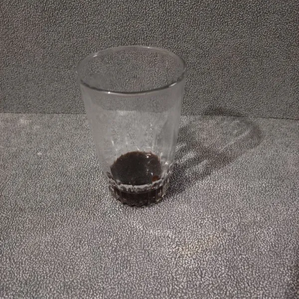 Tuang gula aren ke dalam gelas.