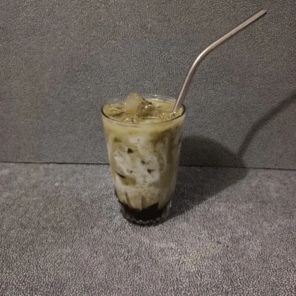 Matcha gula aren siap disajikan, cocok banget di cuaca panas ini.