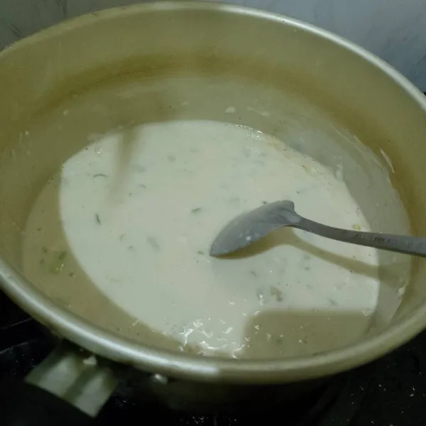 Campur semua bahan di panci, kecuali tapioka. Masak di api kecil sambil diaduk sampai mengental.