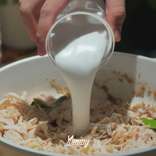 Tambahkan air dan santan. Lalu masak hingga air menyusut.