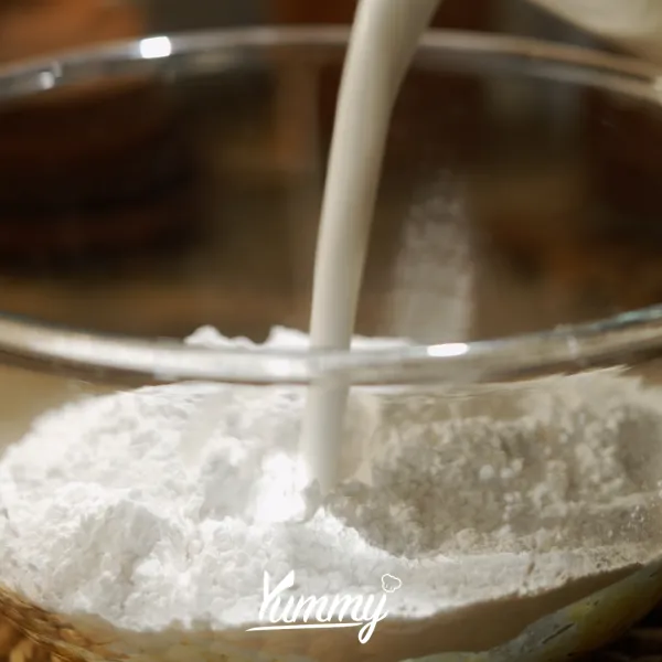 Tambahkan tepung beras dan santan perlahan, campur hingga rata.