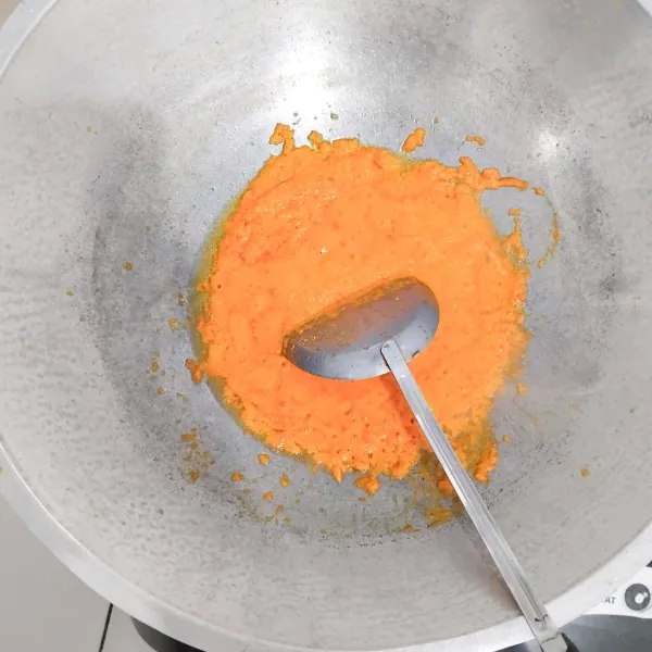 Tumis bumbu halus sampai wangi