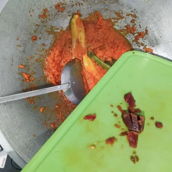 Masukkan potongan gula merah, masak sampai gula larut