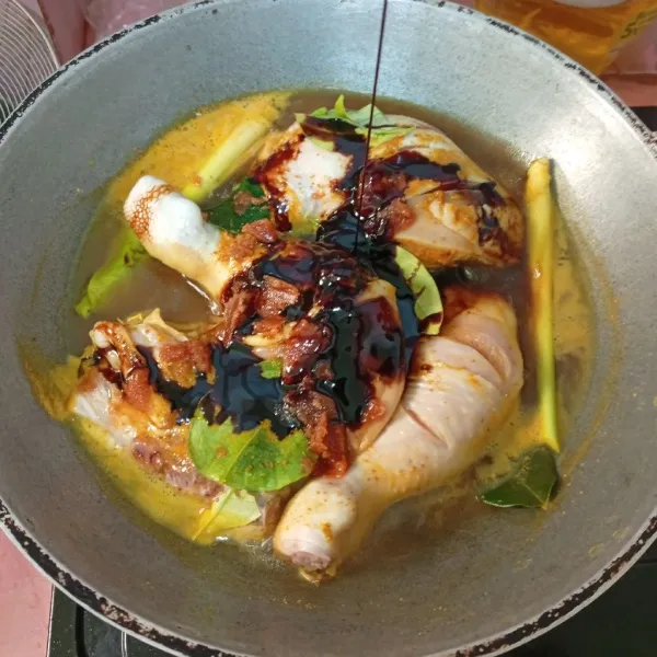 Setelah mendidih, tuang kecap manis dan irisan gula merah. Kemudian, aduk rata.