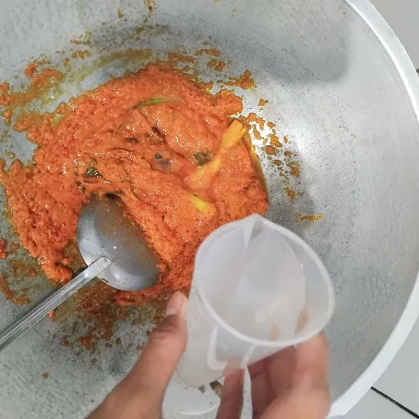 Masukkan air, aduk rata