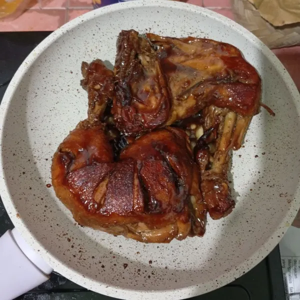 Panggang sebentar di atas frypan anti lengket atau langsung di atas arang supaya tercium aroma smokey.