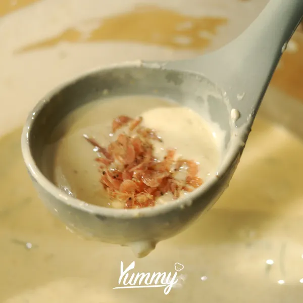 Ambil adonan rempeyek dengan centok tambahkan topping rebon, goreng di minyak panas dengan goreng di pinggiran panci.