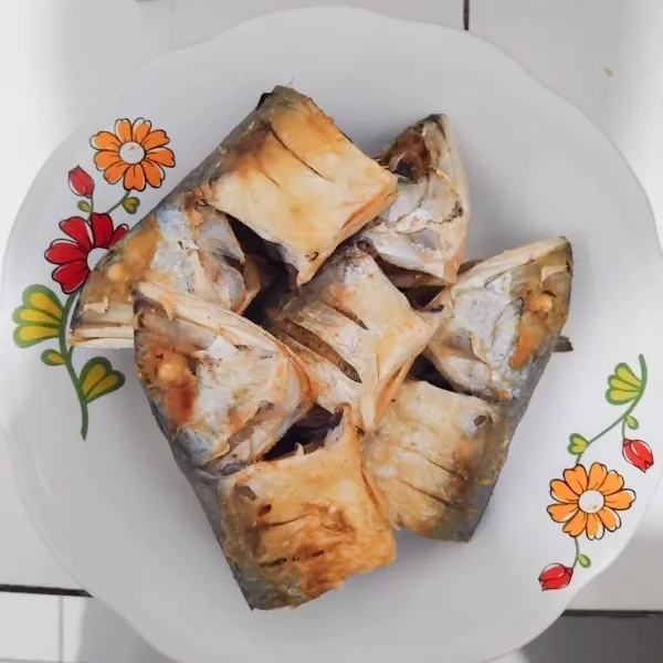 Potong ikan kembung jadi 2 bagian, marinasi dengan 1/2 sdt garam & 1/2 buah jeruk nipis selama 30 menit. Goreng ikan sampai matang, angkat, tiriskan