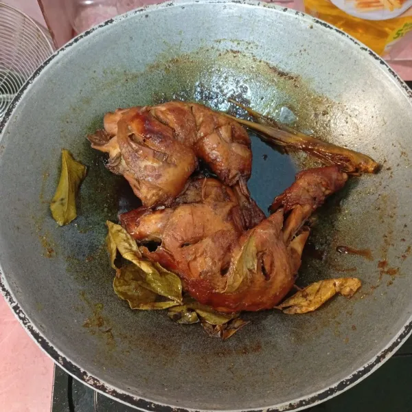 Masak dengan api kecil dan ditutup sambil sesekali dibalik supaya bumbunya meresap dan rata. Masak sampai airnya menyusut.