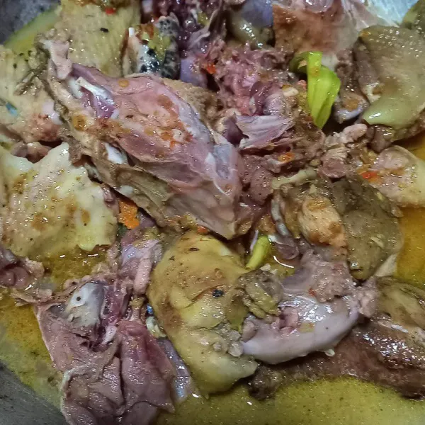 Setelah bumbu matang dan harum masukan ayam, santan, gula merah, penyedap, dan garam, tutup ayam masak dengan api sedang.