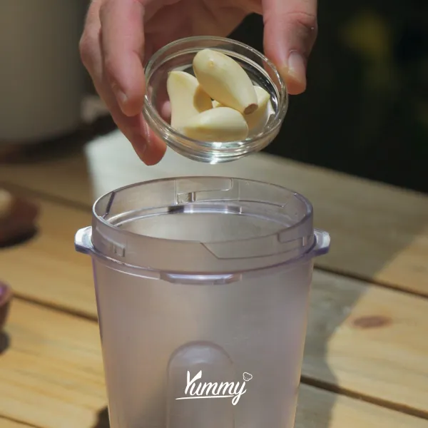 Blender bahan-bahan bumbu halus terlebih dahulu.