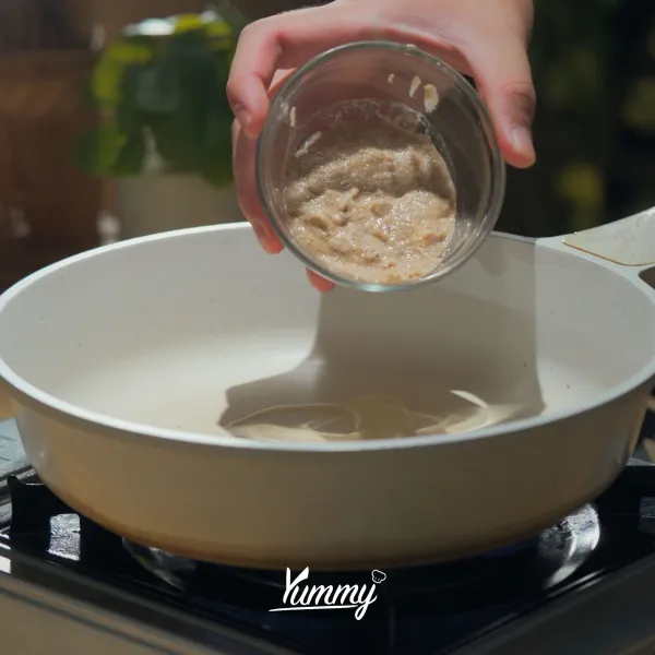 Tumis bumbu halus dengan olive oil atau minyak kelapa, tambahkan daun jeruk, garam dan lada lalu ayam yang sudah di suwir.