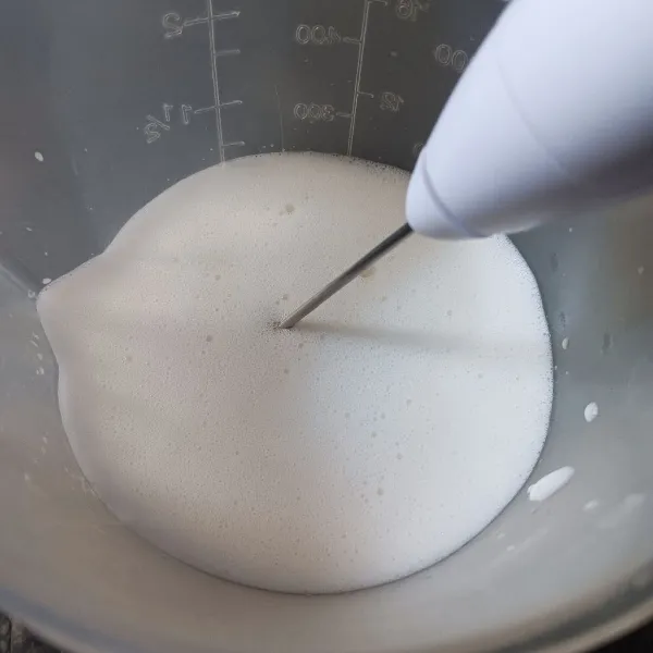 Frother susu uht sampai berbuih, ini opsional tidak dibuihkan pun tidak mengapa.