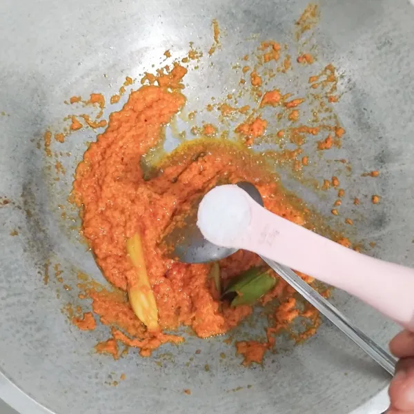 Masukkan garam dan penyedap, aduk rata
