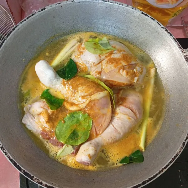 Masukkan air asam jawa, serai, daun jeruk, dan daun salam.